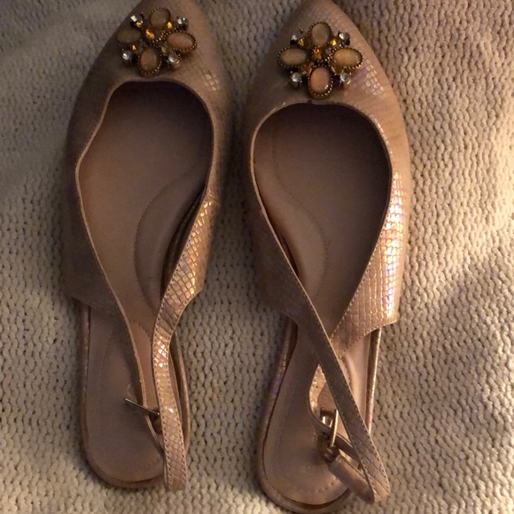 Classy flats - Picture 1 of 3